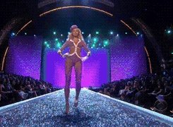 #维密大秀#为什么说“奚梦瑶一摔断送了自己的维密生涯”？