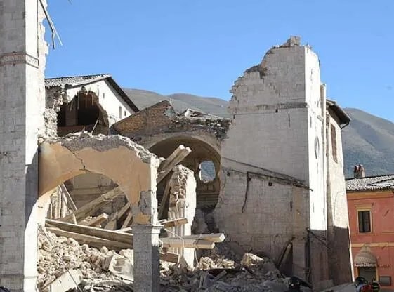 晚上梦见地震预兆什么 梦见地震是什么意思