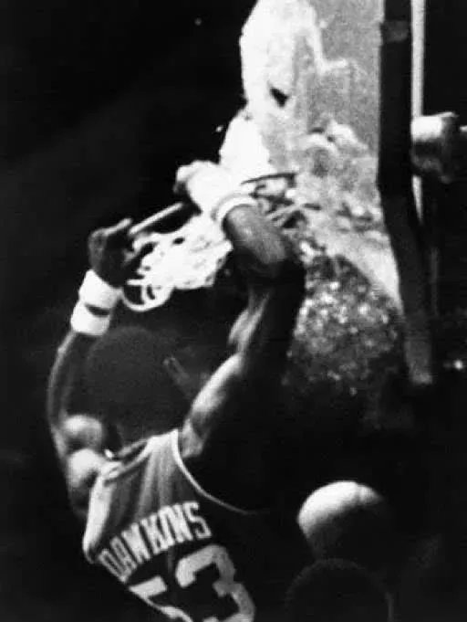 在NBA中，扣碎篮板谁最强？