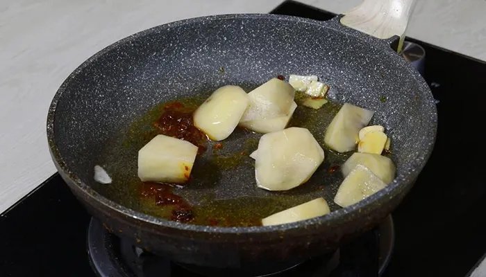 红烧茄子土豆的做法 家常红烧茄子土豆怎么做