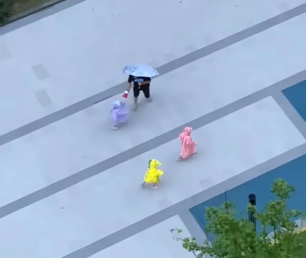 搞笑画面，爸爸拿喇叭追三胞胎回家吃饭，这一幕遭到了网友怎样的调侃？