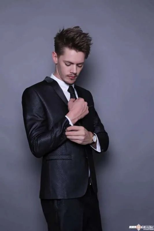 求新郎新娘图片一人一张真人的，类似下图