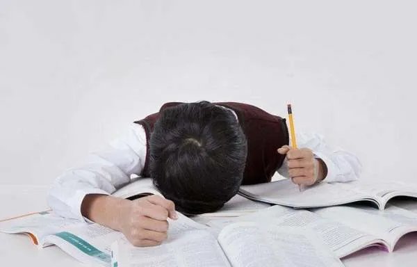 在乎、舒适、疲劳、温暖的近义词是什么