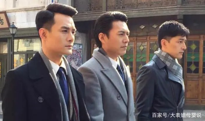 靳东为何从不晒老婆照片？合影曝光，换我也不敢晒。为什么？