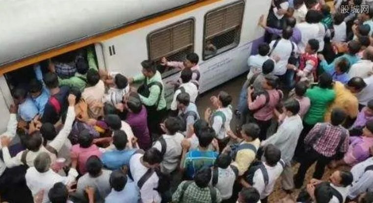 印度搭火车像打仗 每天搭火车的人近800万