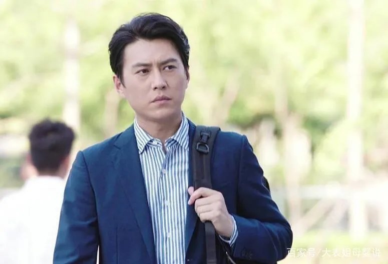 靳东为何从不晒老婆照片？合影曝光，换我也不敢晒。为什么？