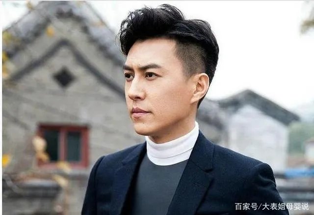 靳东为何从不晒老婆照片？合影曝光，换我也不敢晒。为什么？