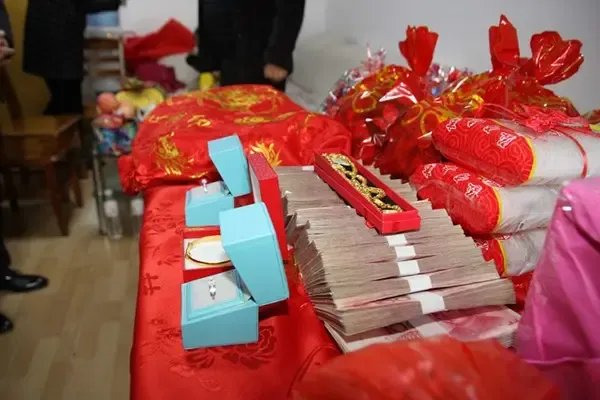 黑龙江情侣分手女方以流产为由拒退彩礼，彩礼文化是从何而来？