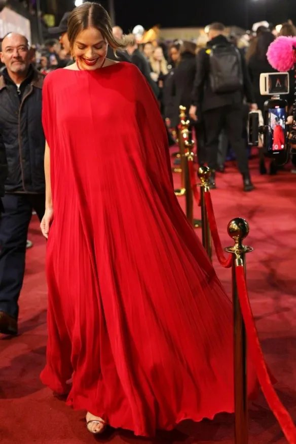 玛格特罗比惊艳亮相《巴比伦》首映 一袭红裙太美艳