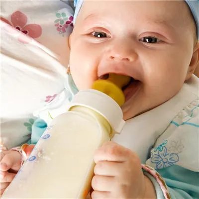 婴儿老是吐奶是怎么回事