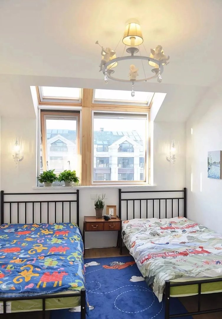 双人床的儿童房相比上下铺，哪个更好？