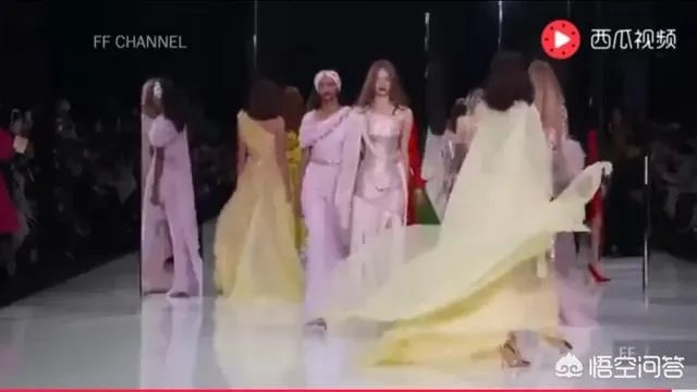 为什么时装秀设计师最后出场都穿的很朴素啊?