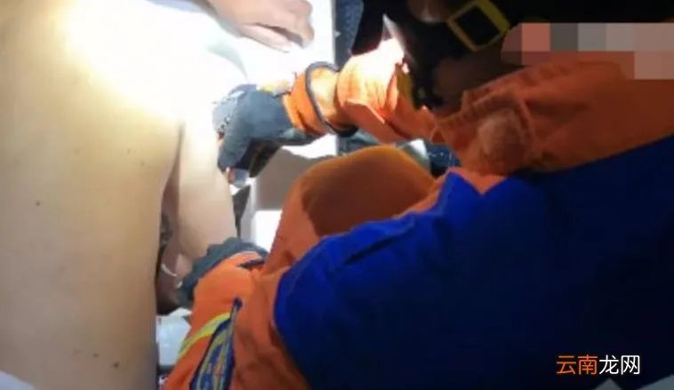 男子洗澡时捡香皂手卡便池，洗澡时香皂掉身体里