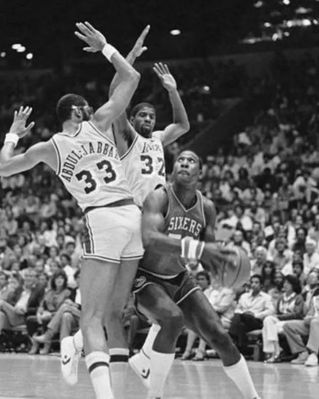 在NBA中，扣碎篮板谁最强？