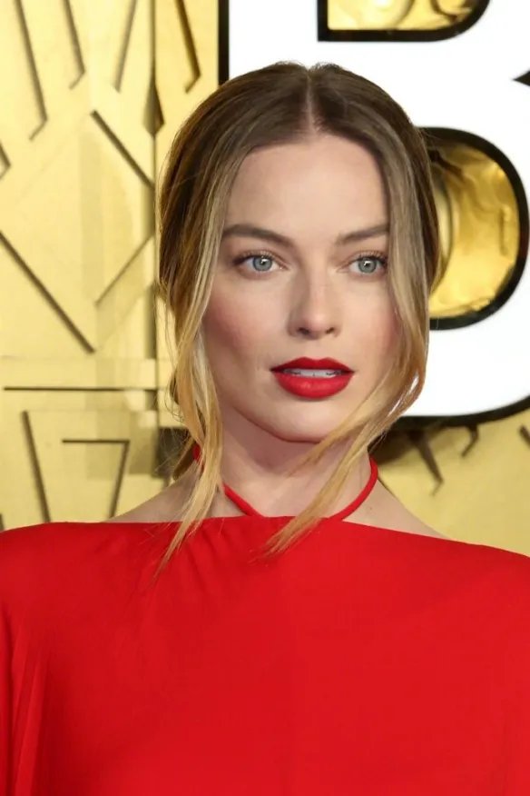 玛格特罗比惊艳亮相《巴比伦》首映 一袭红裙太美艳