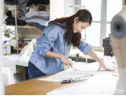 为什么时装秀设计师最后出场都穿的很朴素啊？