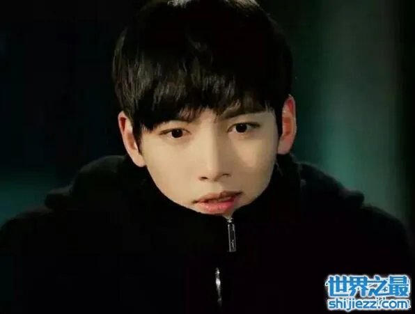 池昌旭整容前后照片对比，整容前也是一名花美男 