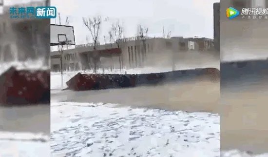 新疆克拉玛依10级狂风掀翻操场，人如纸片被吹“飞”，大风天气要如何做好防范？