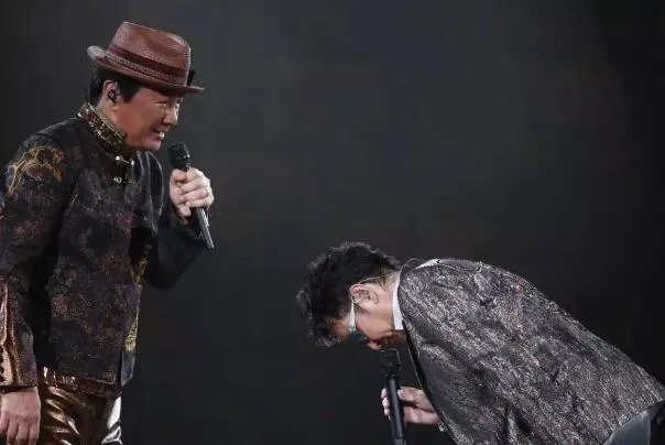 许冠杰十大经典歌曲排行榜：《半斤八两》上榜，第一百听不腻