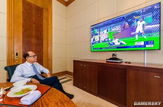 92岁李嘉诚生活照曝光 饭菜简单豪宅中看球赛