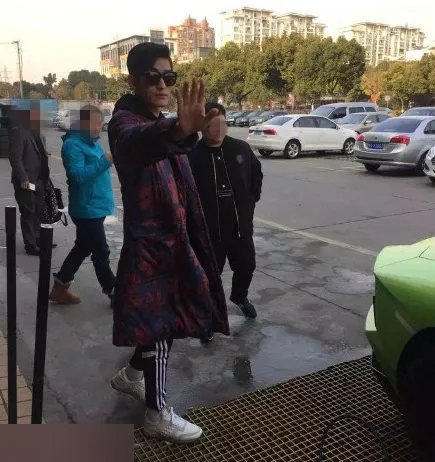 张翰开豪车出街 网友调侃：一股子土豪气