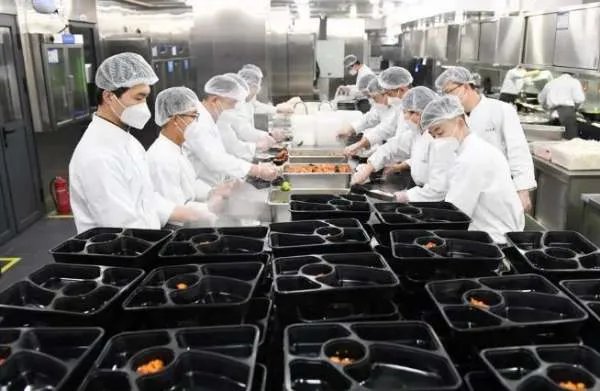 外卖有头发老板带员工剪寸头，员工剪完沉默了，餐饮业有多不易？