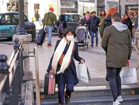 为何有人说瑞典第1个向新冠疫情“投降”，是害人又害己呢？