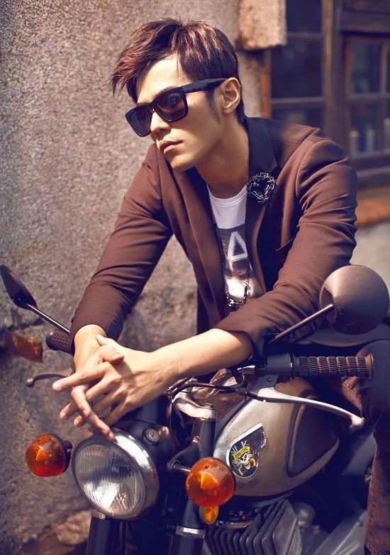 有谁知道周杰伦穿的这件衣服是什么牌子的？在哪里可以找到？谢谢了