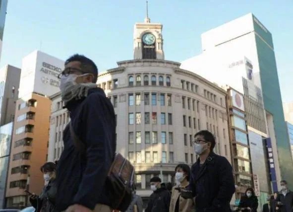 为何有人说瑞典第1个向新冠疫情“投降”，是害人又害己呢？