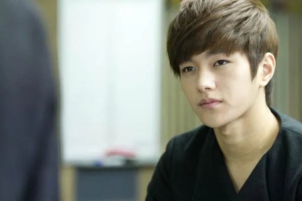 这张图片是出自那部剧中，这张照片里的男生叫什么？