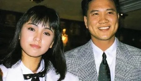 邓萃雯有哪些曲折的感情？