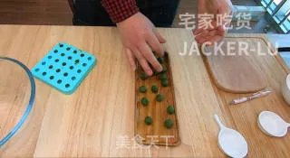 第一次尝试自制滚元宵，抹茶巧克力馅，简单又美味！