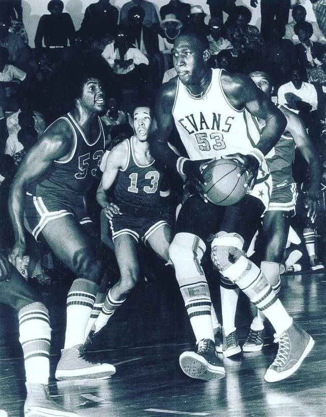 在NBA中，扣碎篮板谁最强？