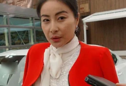 郭晶晶座驾曝光，嫁给霍启刚后车库首公开，为什么王思聪看了都自叹不如呢？