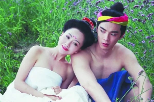 杨蓉吻戏床戏曝光 与金世佳上演大尺度裸身野战