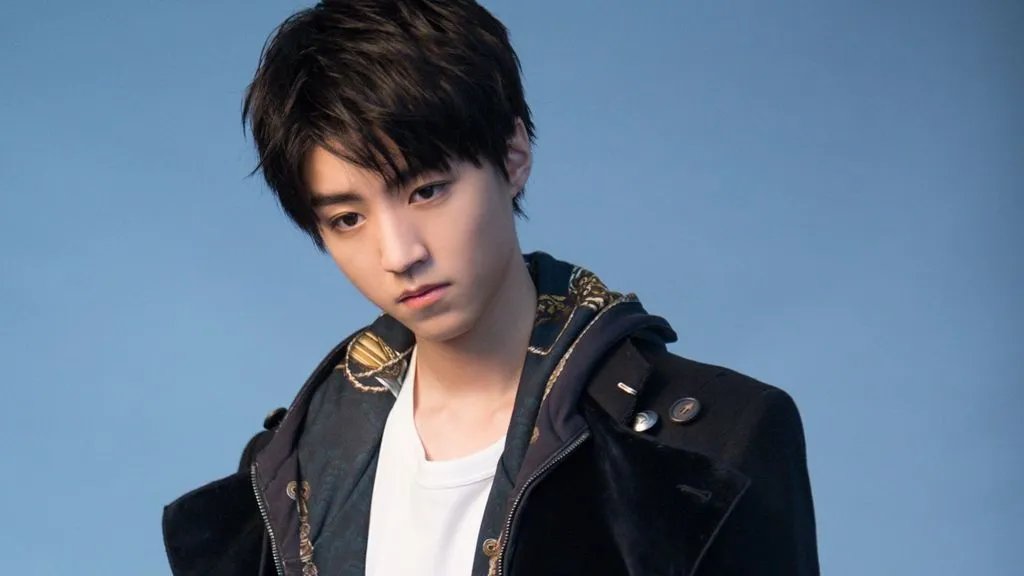 王俊凯反应能力真强,一秒接住掉落物,他是怎么做到的?