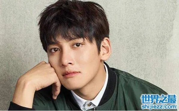 池昌旭整容前后照片对比，整容前也是一名花美男 