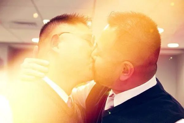 虎二虎炮炮的关系 是亲兄弟吗?到底是干嘛的