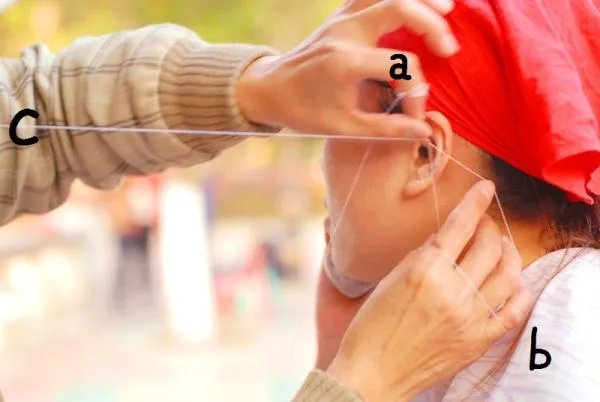 有谁知道用线开脸的手法吗？谢谢了