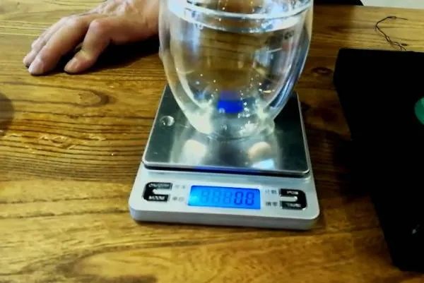 一杯水如何鉴别翡翠？