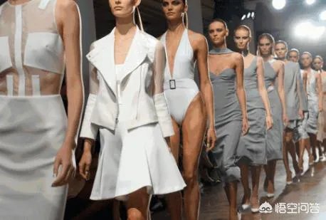 为什么时装秀设计师最后出场都穿的很朴素啊?