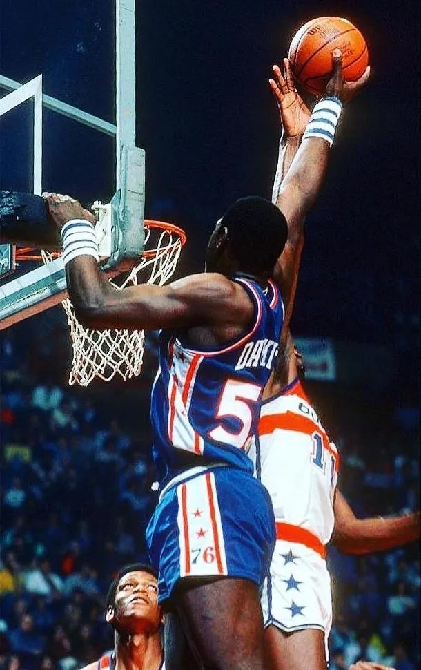 在NBA中，扣碎篮板谁最强？