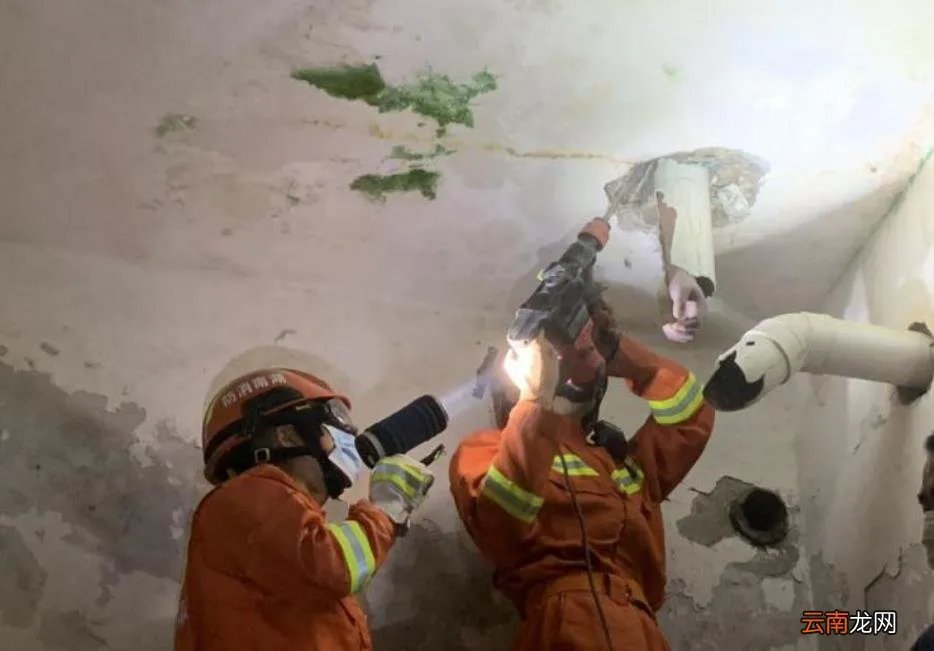 男子洗澡时捡香皂手卡便池，洗澡时香皂掉身体里