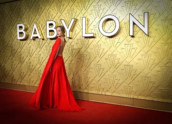 玛格特罗比惊艳亮相《巴比伦》首映 一袭红裙太美艳