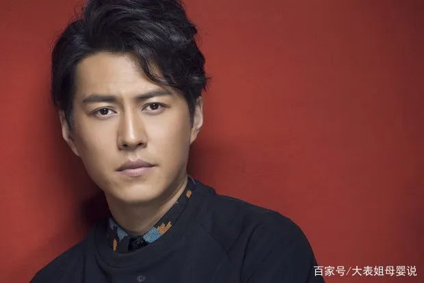 靳东为何从不晒老婆照片？合影曝光，换我也不敢晒。为什么？