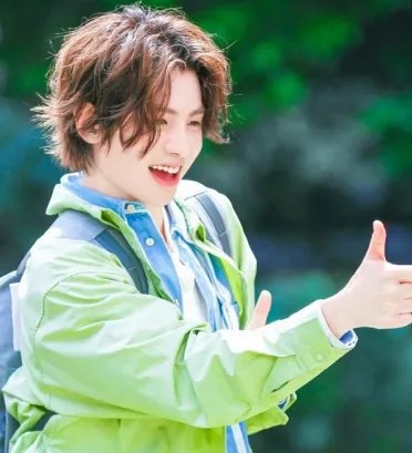 黄明昊在节目中走秀假摔，他为何这么做？