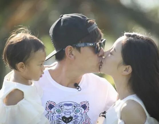 贾乃亮李小璐资料被爆 揭秘两人的女儿为什么丑
