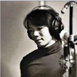 歌词是第一次从梦中醒来可是你不在这个歌叫什么