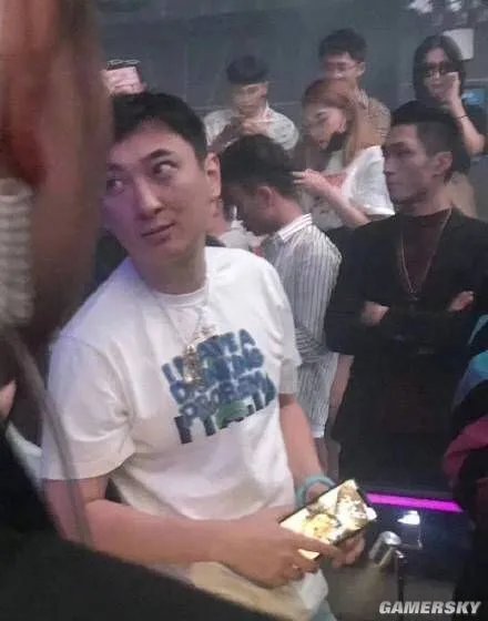 网友成都夜店偶遇王思聪：没提前预定站着狂欢