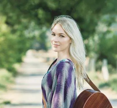 一首欢快的英文歌，女生唱的，副歌好像是baby wanna go，哪位大侠发一下歌名啊？